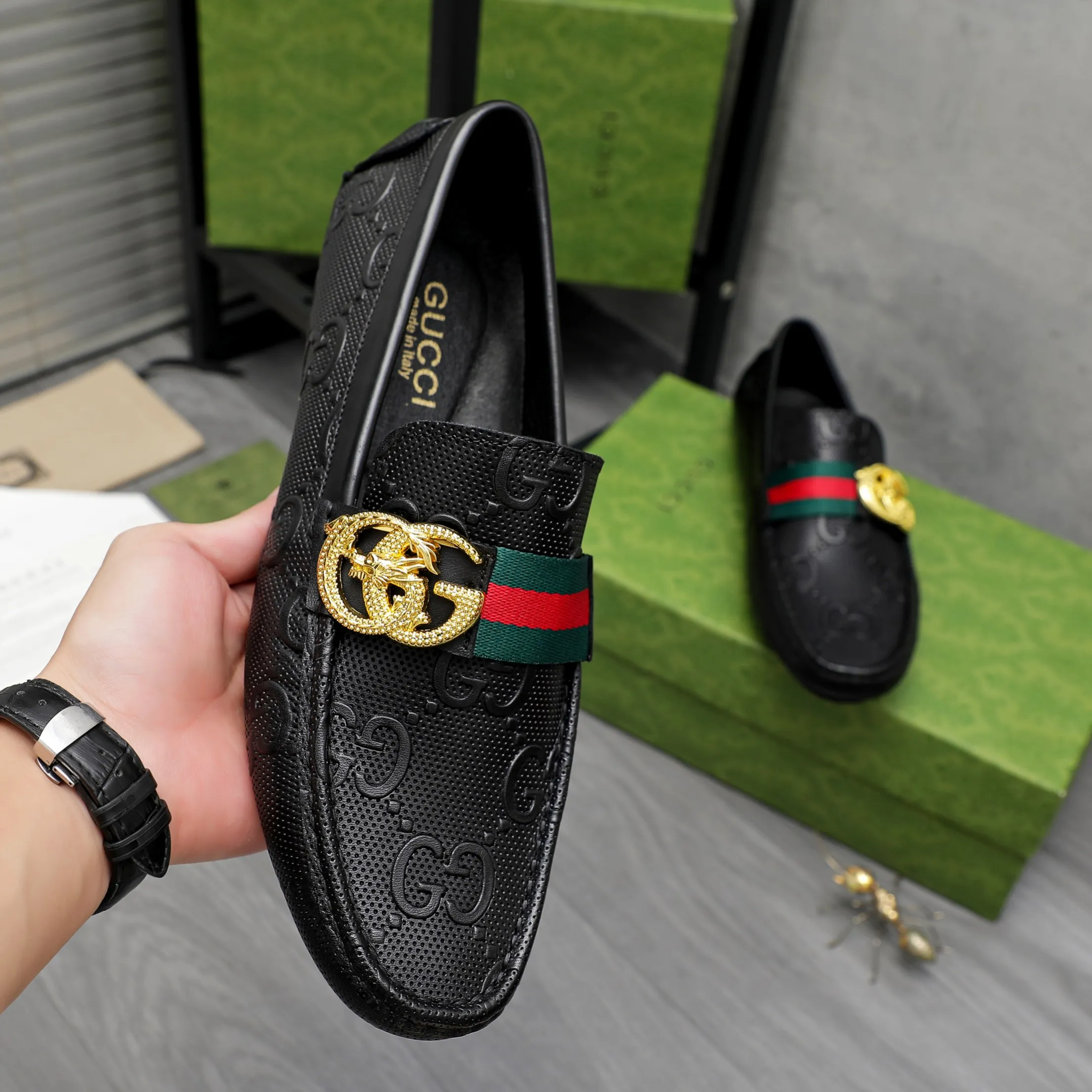 Men's shoes 💰400 Product trademark: GUCCI "Gucci" casual slip-on shoes Regular size: 38-45 (45 is custom-made and non-returnable) Product materials: Selected embossed cowhide upper, branded metal buckle decoration, pigskin lining, rubber outsole